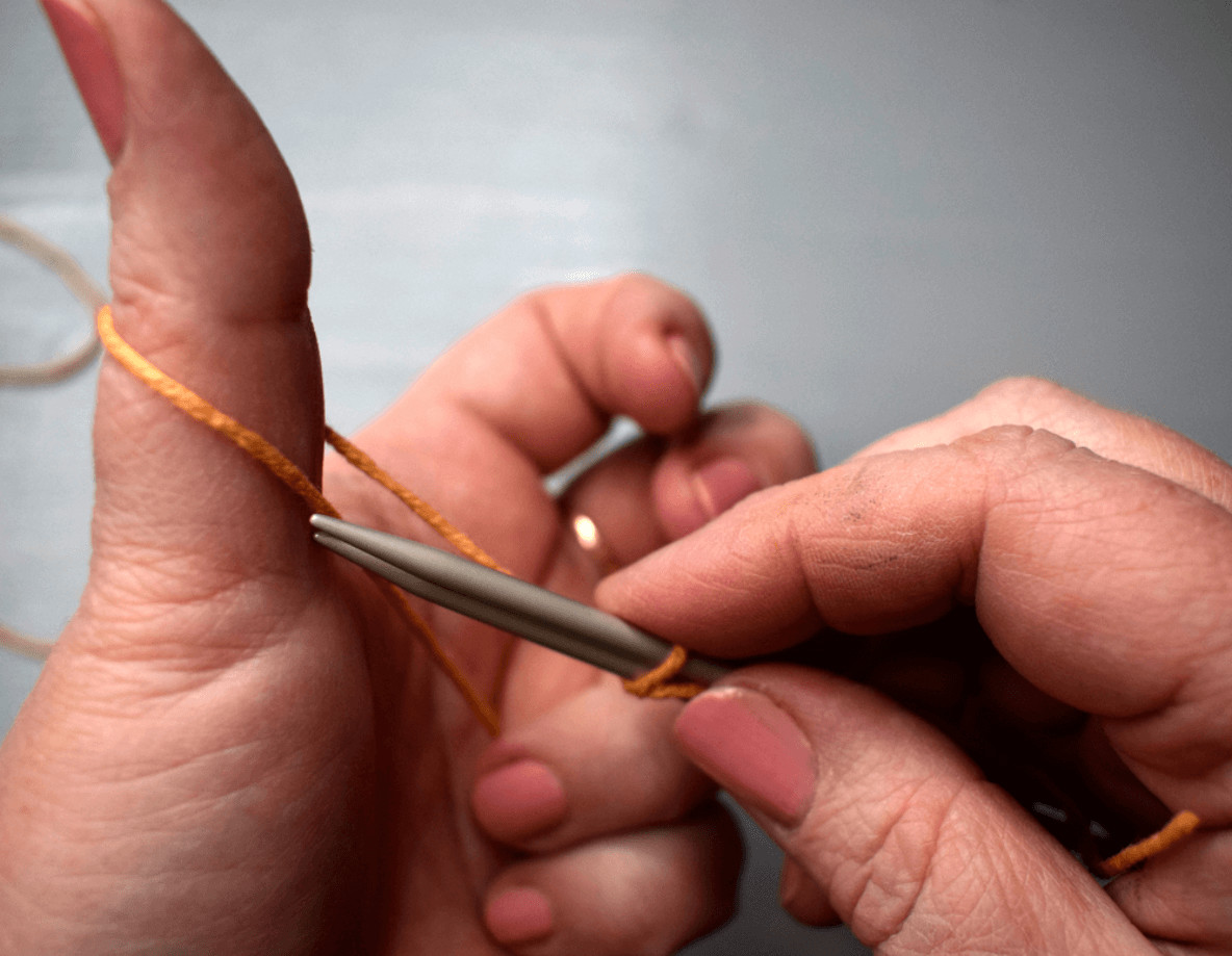 Jedes Strickprojekt startet mit dem Kreuzanschlag.