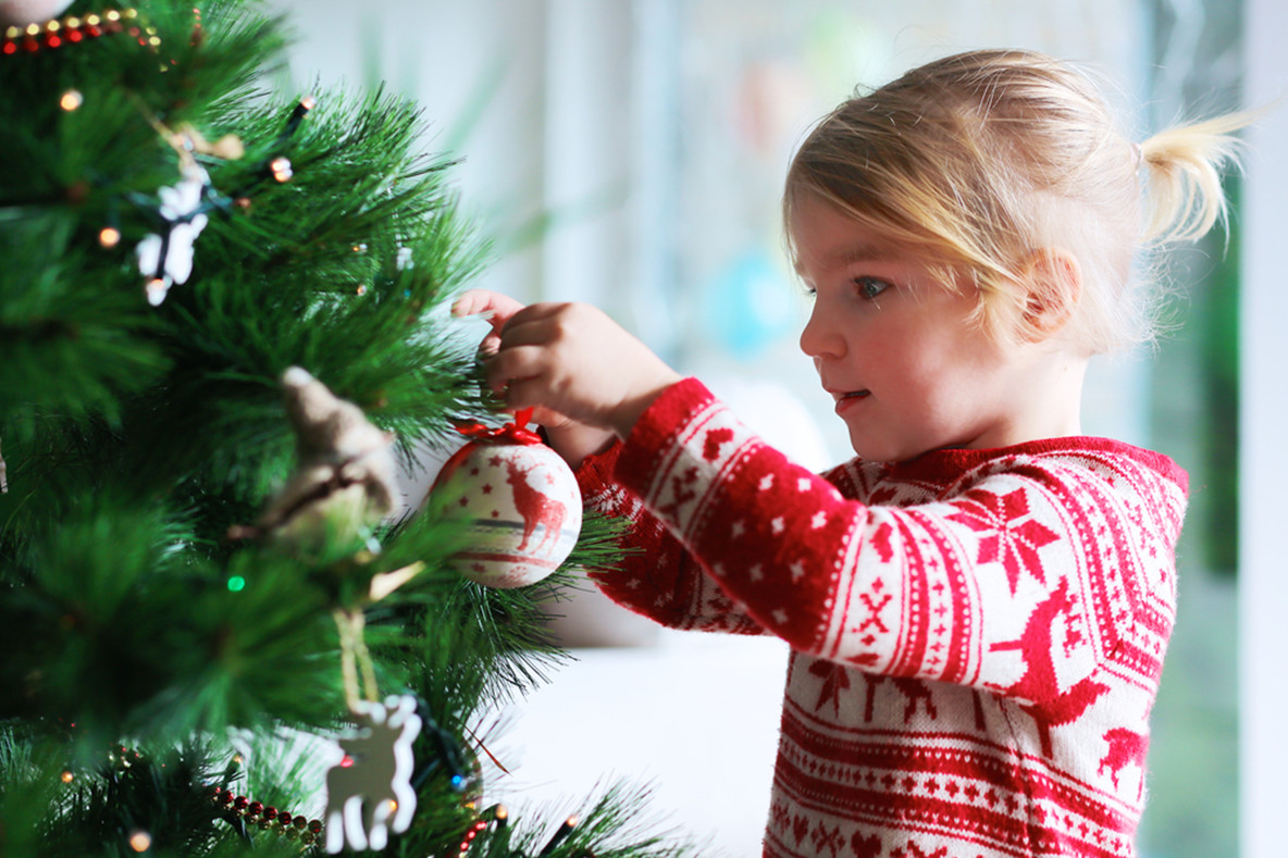 Achten Sie beim Christbaumschmücken darauf, große Kugeln und Ornamente an den unteren Ästen anzubringen. 