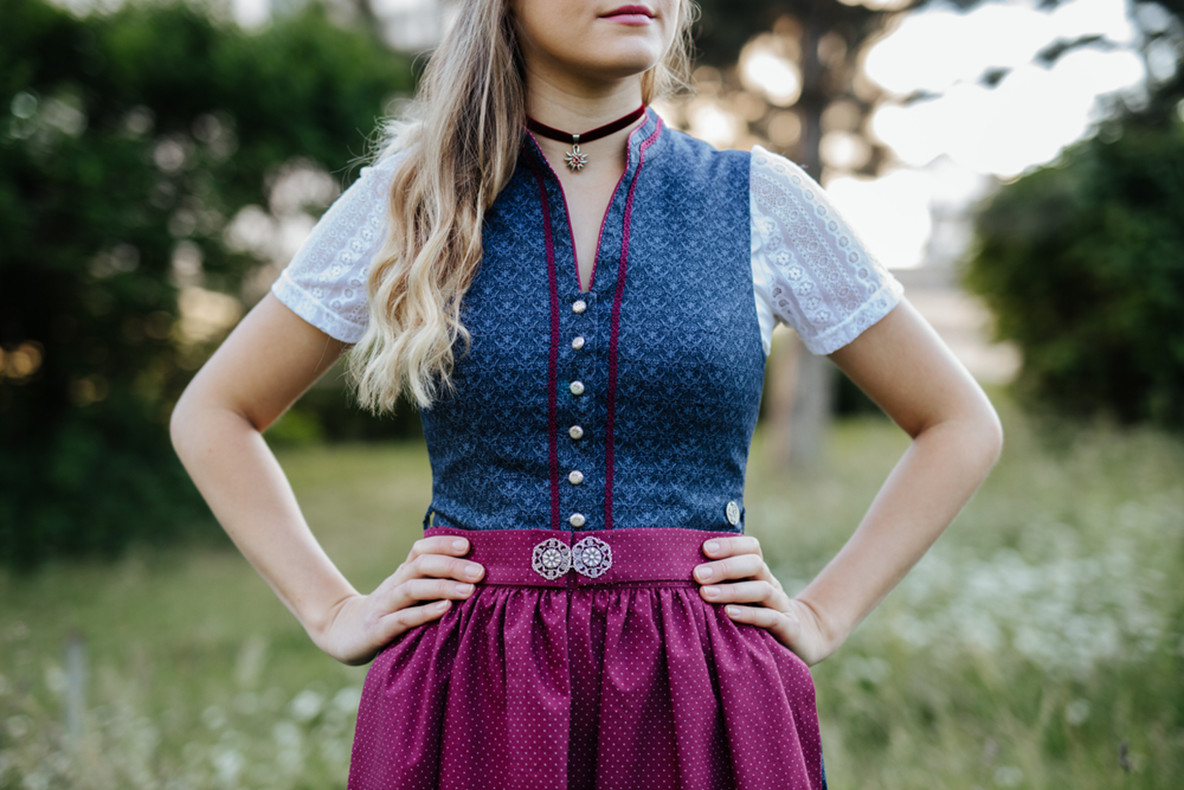 Trachtenmode-Trend: Am Foto ist ein Dirndl in Beeren- und Naturtönen zu sehen.