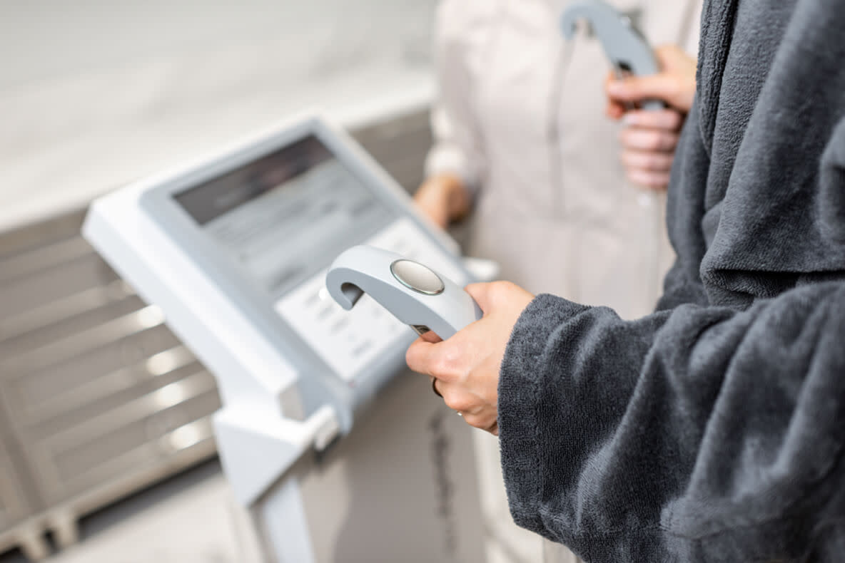 Durch die zusätzlichen Hand-Elektroden wird das Ergebnis der Körperfettmessung deutlich zuverlässiger.
