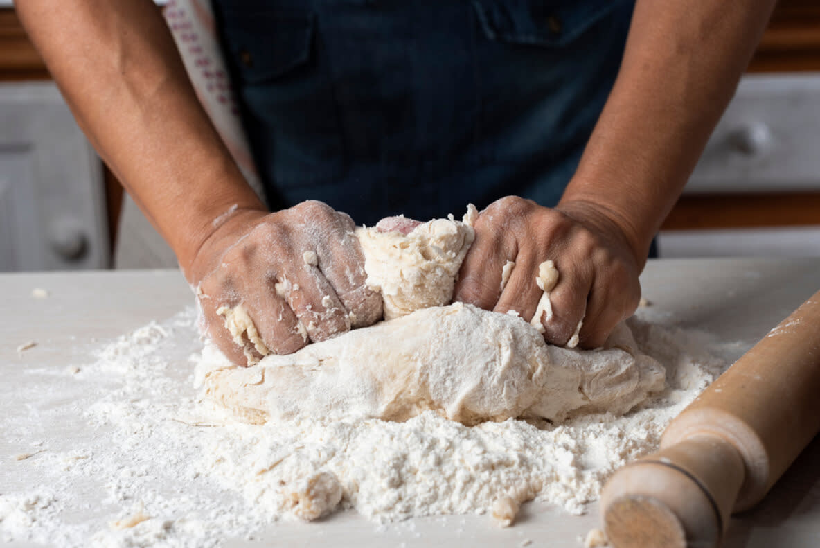 Das richtige Kneten des Teiges zählt zu den wichtigsten Faktoren beim Brotbacken.