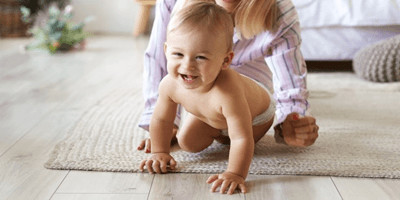 Durch das Krabbeln wird Ihr Baby zum ersten Mal richtig mobil