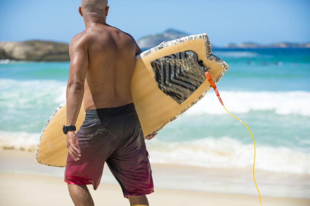 Boardshorts sind ein fester Bestandteil der Surfermode.