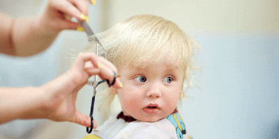 Der erste Haarschnitt beim Baby ist nicht nur für das Baby, sondern auch für die Eltern sehr aufregend. 