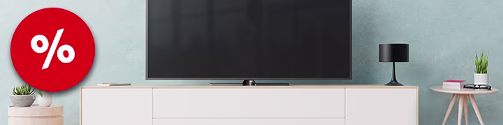 Arbeitsplatz mit Smartphone, Tablet und Computer mit Keyboard und Maus