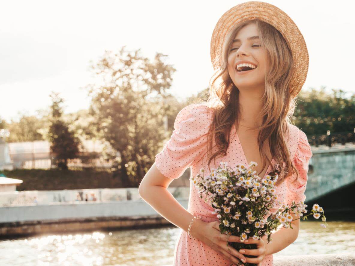 Bei einer Sommerhochzeit dürfen die Outfits der Gäste etwas verspielter sein.