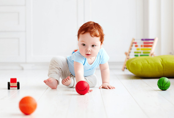 Krabbeln lernen: So helfen Sie Ihrem Baby, wenn es mobil wird