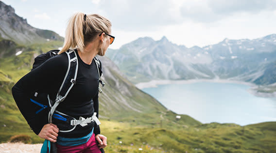 Wandern in Österreich: Frau mit Wanderrucksack