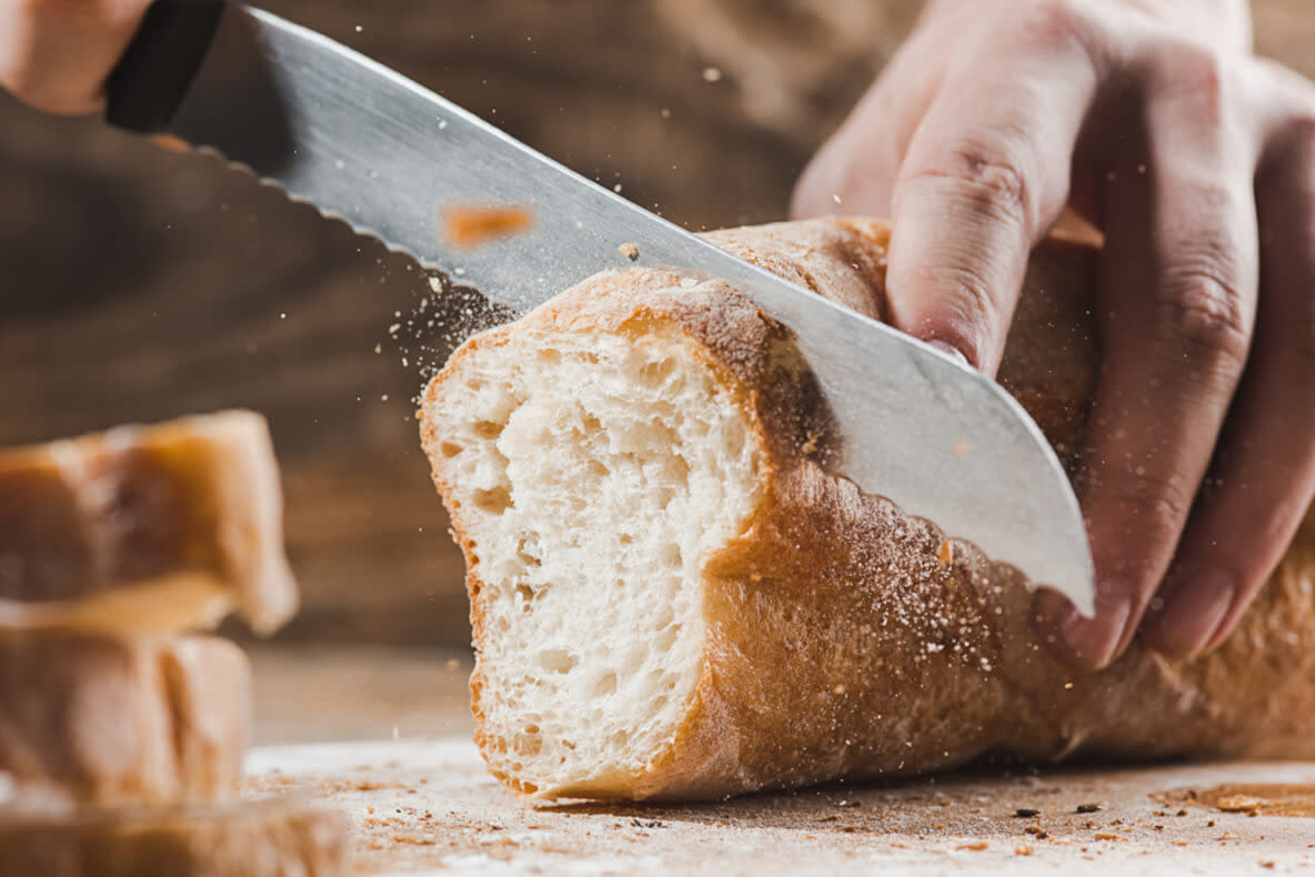 Immer wieder herrlich, wenn man das selbst gebackene, knusprige Brot anschneiden kann.
