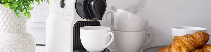 Nespresso Kapselmaschine mit Tassen und Croissants | shöpping.at
