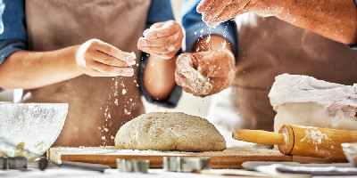 Das Brotbacken kann auch eine wunderbare gemeinsame Beschäftigung sein.
