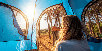 Damit ein Camping-Morgen so idyllisch sein kann, sollten Sie bei der Camping-Packliste nichts vergessen.