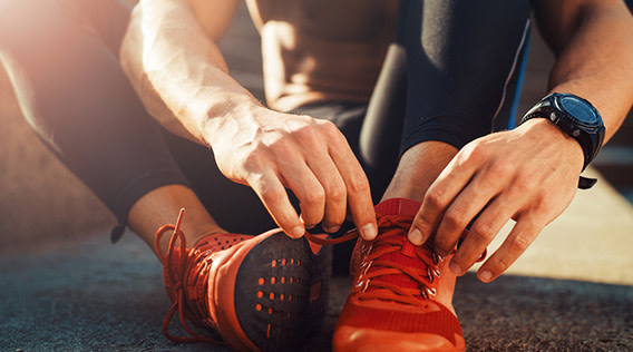 Rote Sportschuhe für Outdoor Fitness.