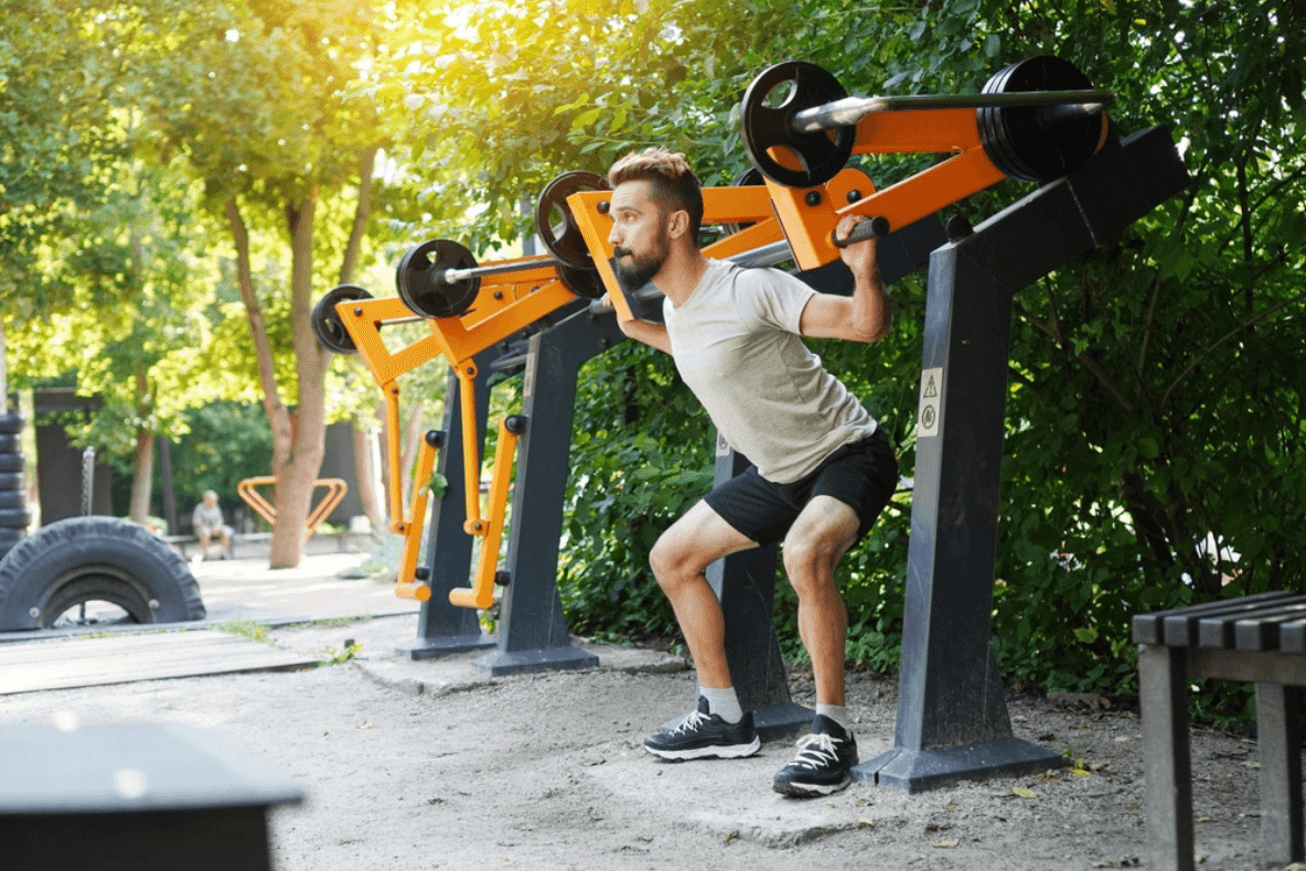 In vielen größeren Städten oder besonders engagierten Gemeinden gibt es auch öffentliche Freiluft-Fitnessstudios mit passenden Geräten.