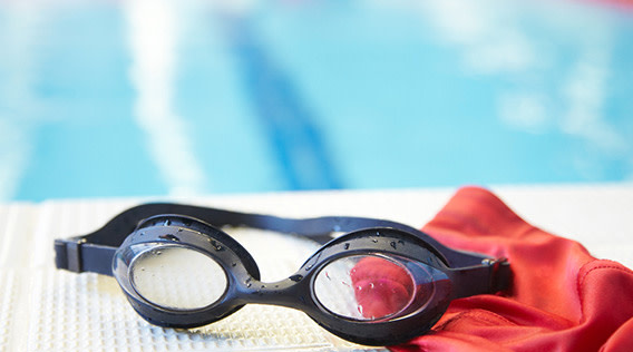 Schwimmbrille am Poolrand.