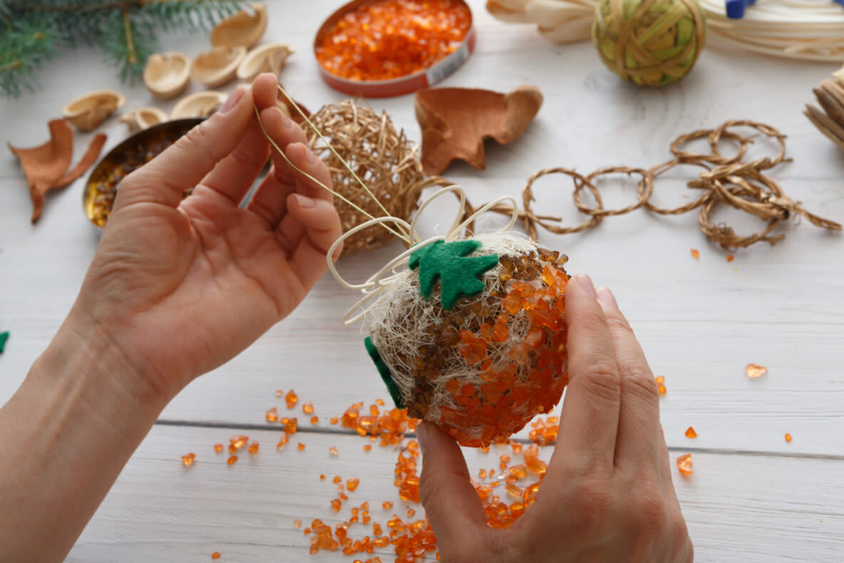 Kreieren Sie mit Naturmaterialien Ihren ganz individuellen Baumschmuck.