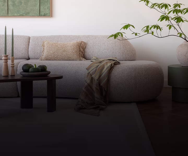 Harmonisch eingerichtetes Wohnzimmer mit stilvoller Deko | shöpping.at