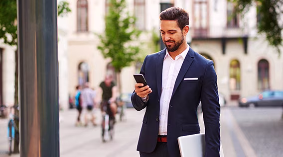Mann der im Business Casual Outfit in der Stadt unterwegs ist
