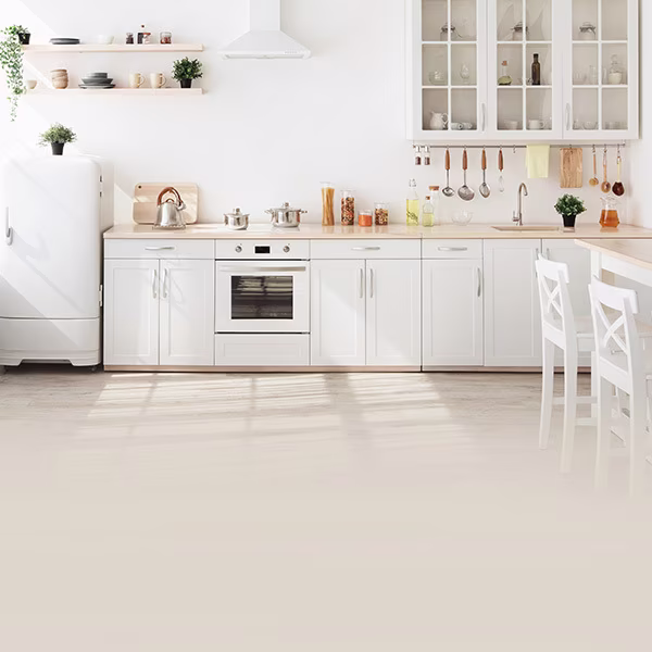 Küchenzeile in heller, sauberer Küche | shöpping.at