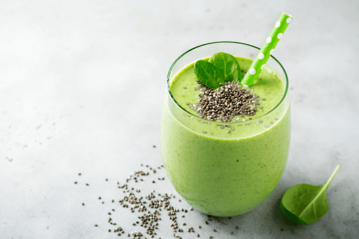 Avocado und Spinat ergeben in diesem Smoothie eine wunderbare Kombination.