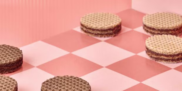 Manner Schoko-Brownie-Törtchen auf einem Schachbrett - shöpping.at