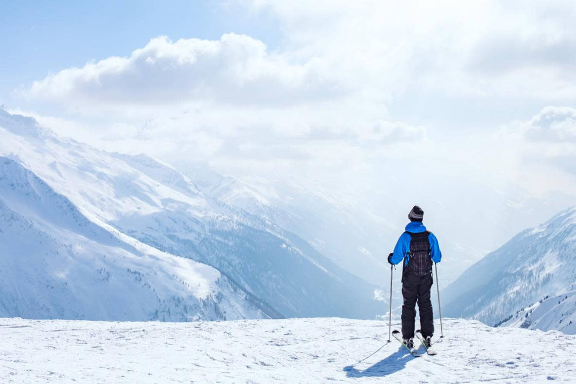 Anfänger*innen und Profis legen beim Skikauf auf unterschiedliche Aspekte Wert.