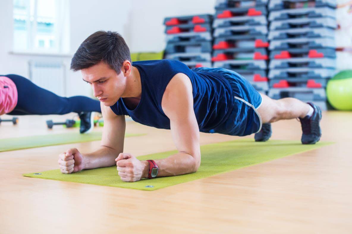 Bei der Plank werden viele Muskeln gleichzeitig angesprochen.