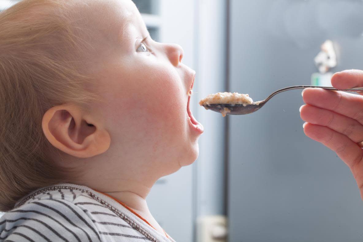 Nach nur wenigen Tagen können die meisten Babys vom Milchbrei gar nicht genug bekommen.