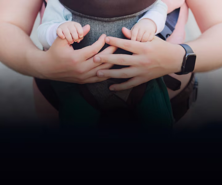 Baby in einer Babytrage - Baby- & Kindertransportwaren günstig auf shöpping.at bestellen