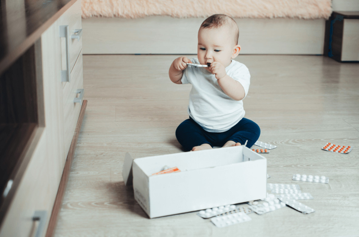 Babys können Gefahren noch nicht selbst erkennen. Eine nicht verstaute Medikamentenbox kann so schnell zur Vergiftungsgefahr werden.