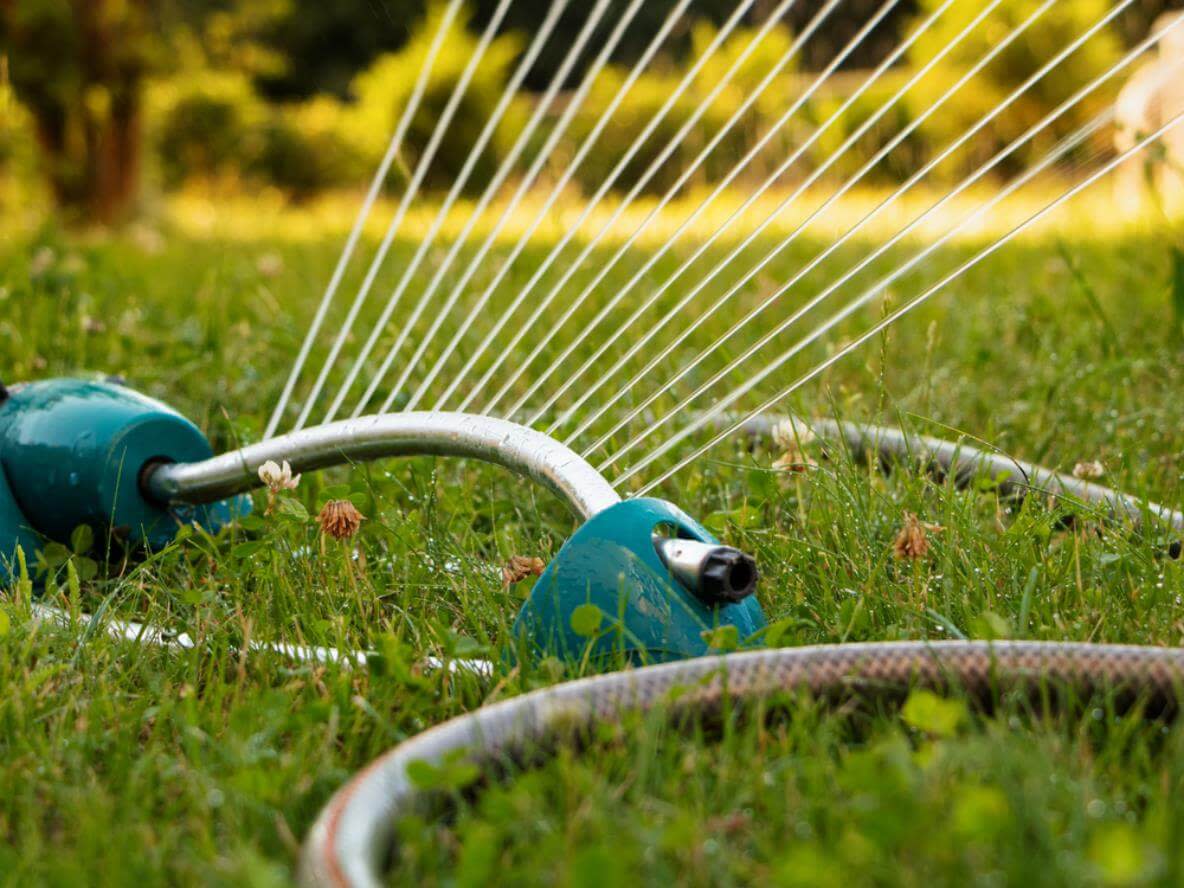 Rasensprenger eignen sich perfekt, um Ihren Rasen regelmäßig mit Wasser zu versorgen.