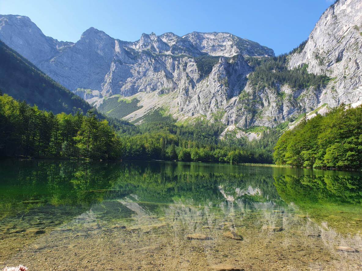 Der Hintere Langbathsee erstrahlt in seinem vollen Glanz und lädt zum Entspannen ein.