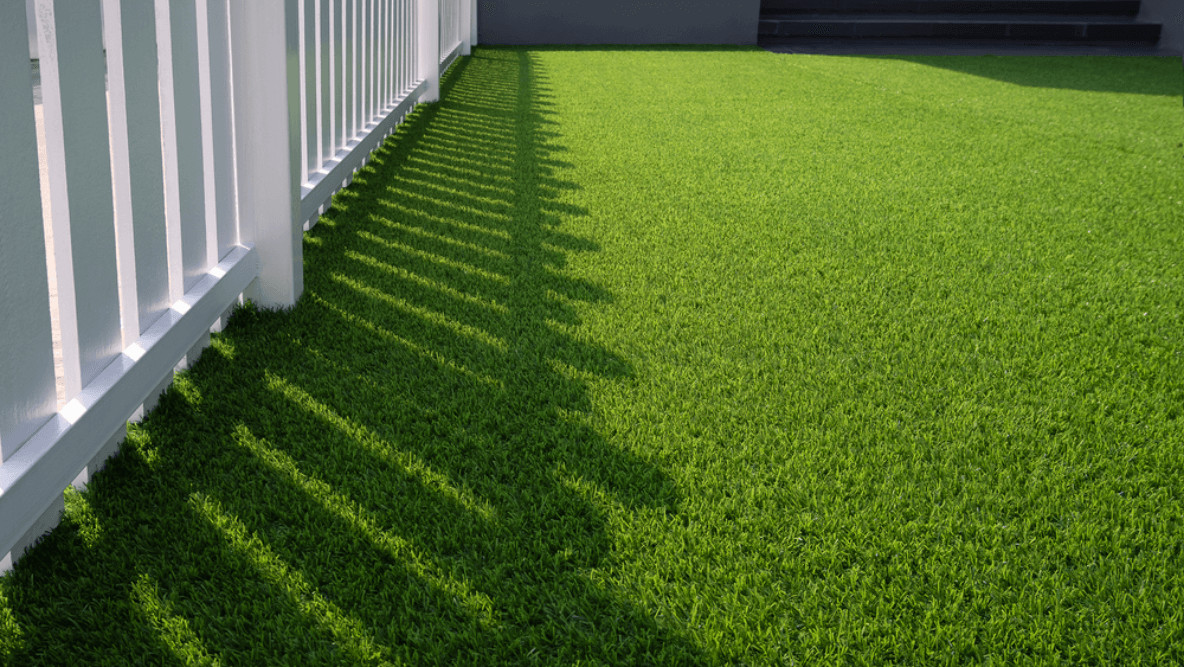 Viele gute Gründe sprechen dafür, Kunstrasen als Terrassenbelag auszuwählen.