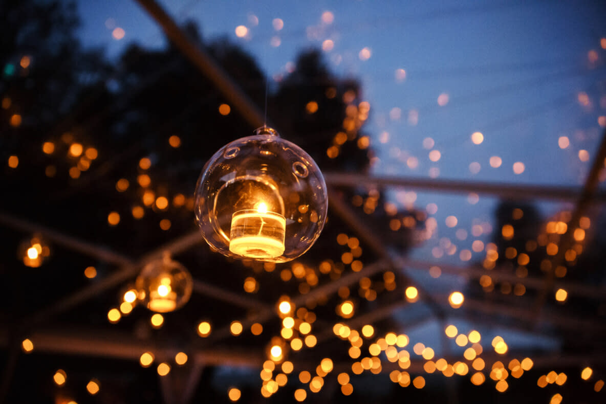 Lichterketten verleihen Ihrem Außenbereich eine eindrucksvolle Weihnachtsstimmung. 