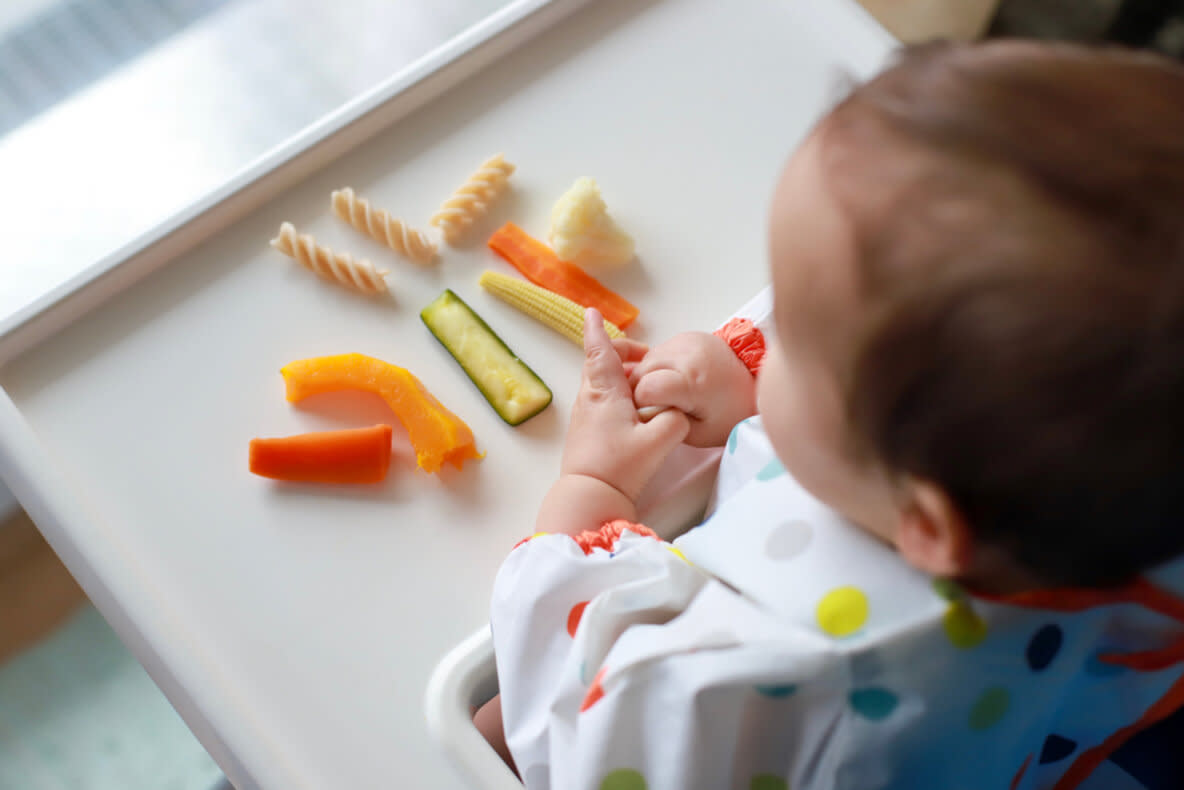 Beim „Baby-led Weaning“ lernen die Kinder ohne Brei direkt die Lebensmittel in ihrer richtigen Form kennen.