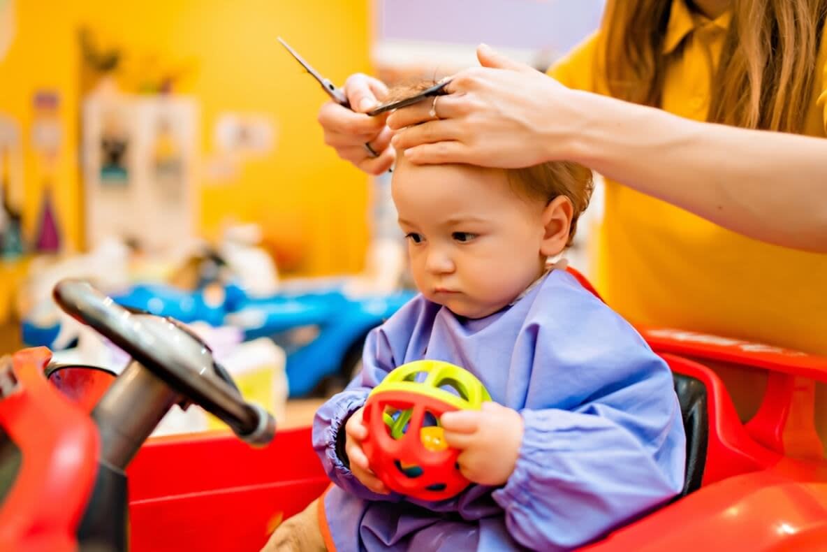 Ein Friseurbesuch ist für viele Kinder nervenaufreibend, mit spannender Ablenkung funktioniert das Haareschneiden gleich viel besser. 