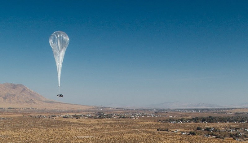 Loon’s stratospheric balloons functioned as floating antennas to provide wireless connectivity to larger areas than conventional cell phone towers. Image source: Loon