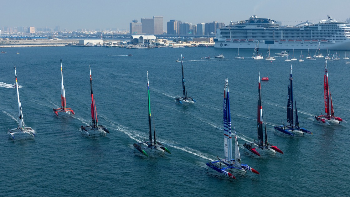 Season 4 // France leads F50 fleet in helicopter shot on first day of Dubai 