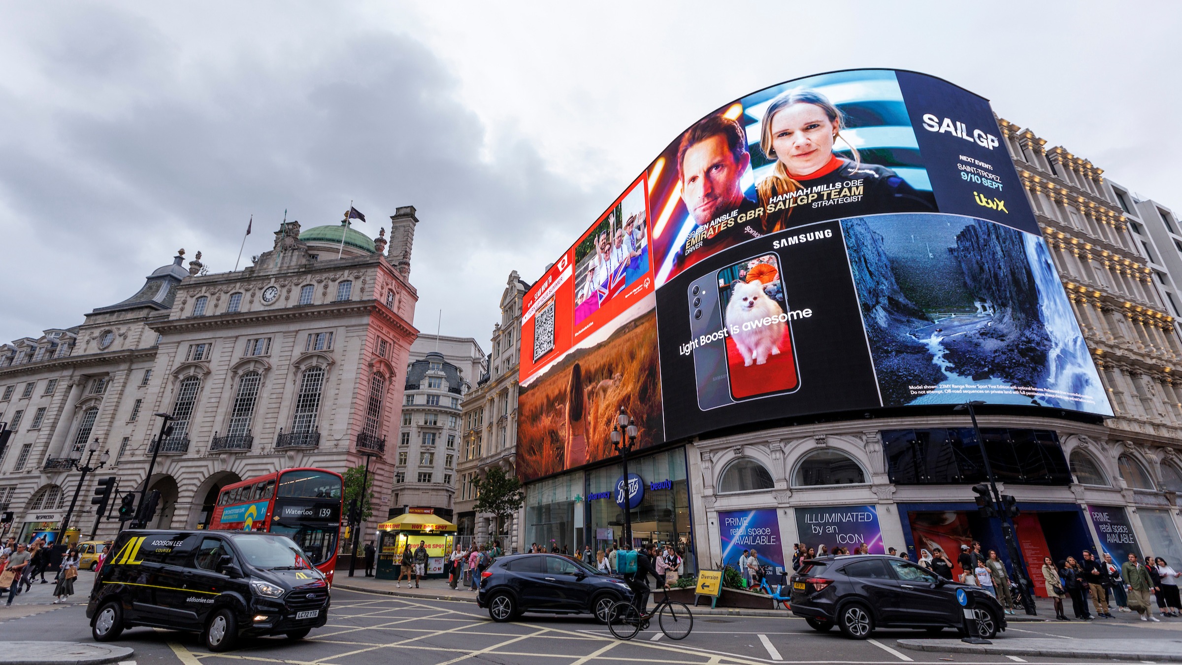 Season 4 // SailGP We Are Racing campaign in Piccadilly Circus lights 