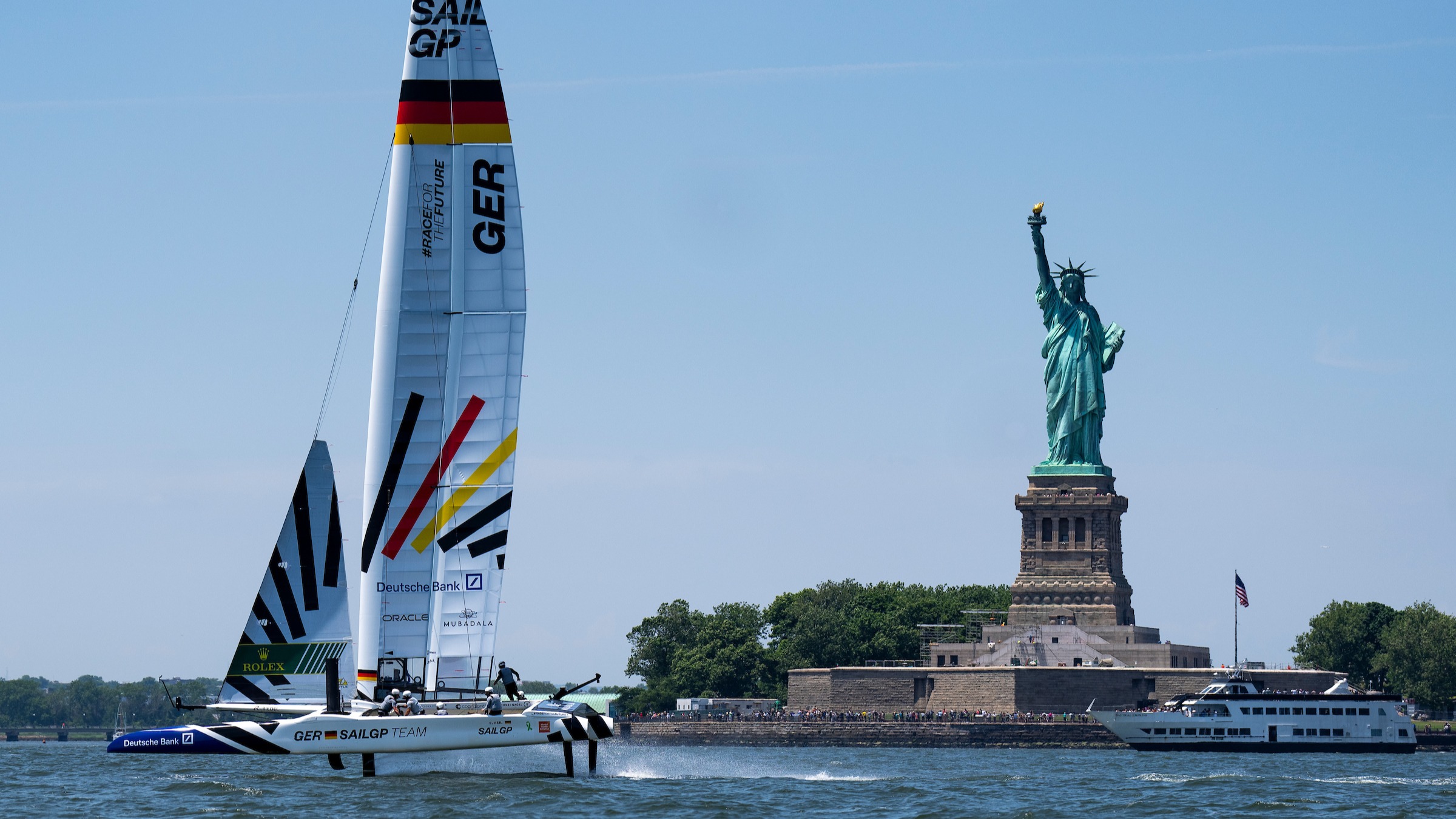 Season 4 // Germany with Statue of Liberty during training 