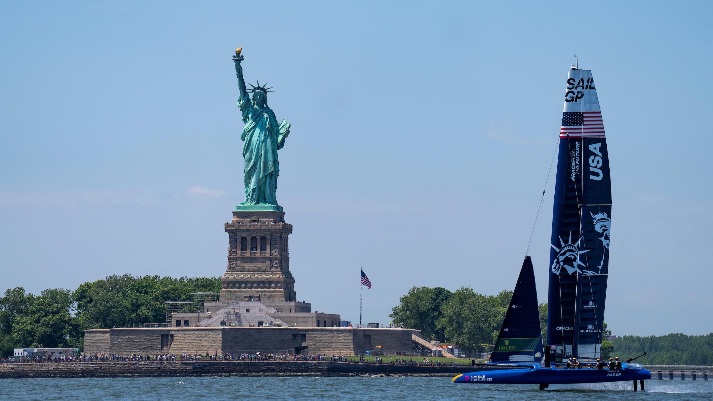 Season 4 // United States team with Statue of Liberty during New York practice 