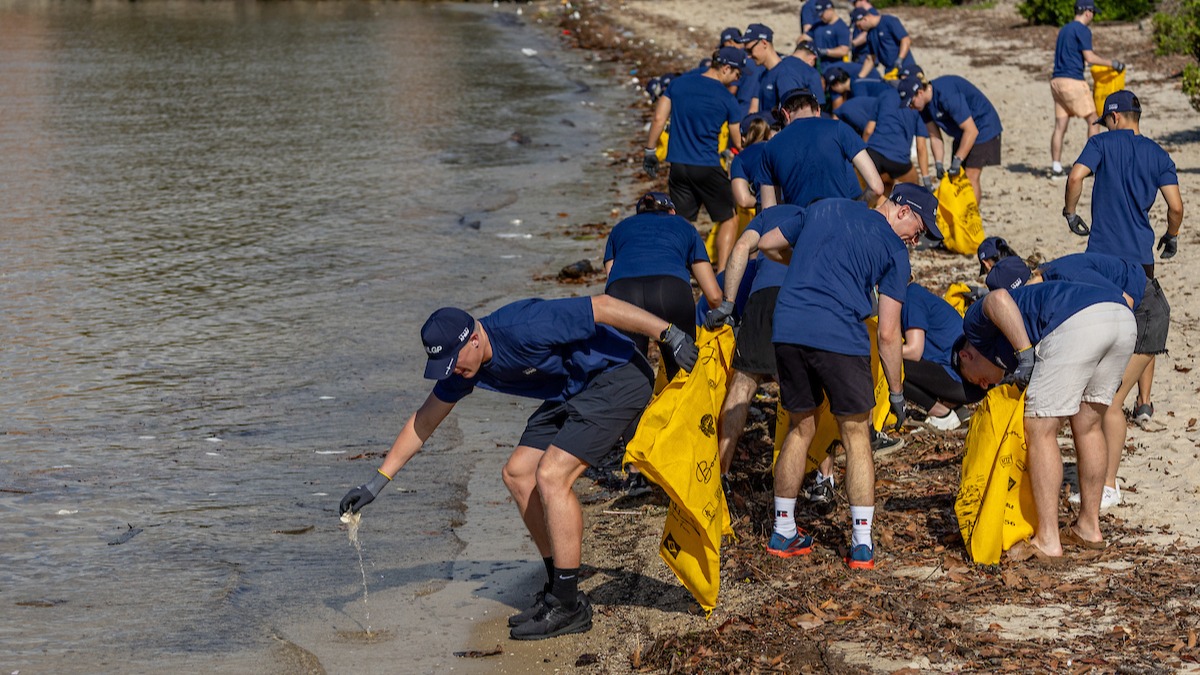 Season 4 // Athletes and partners undertake beach clean in Sydney