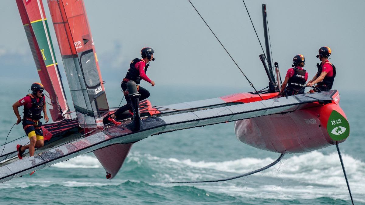 Season 3 // Singapore Sail Grand Prix // Spanish crew cross F50