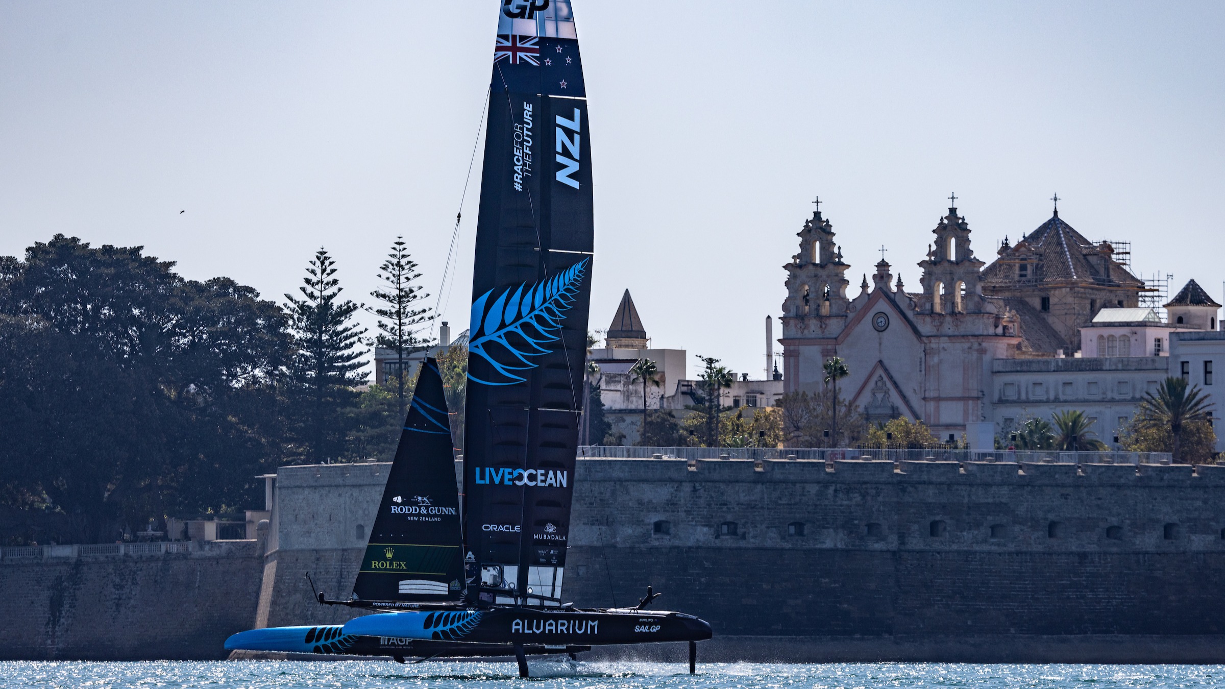 Season 4 // New Zealand against the backdrop of Cadiz during practice 