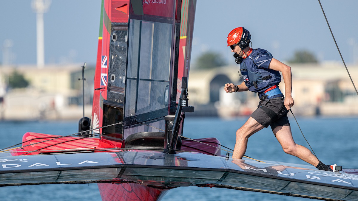 Season 4 // Giles Scott runs across Emirates GBR F50 on Abu Dhabi practice race day