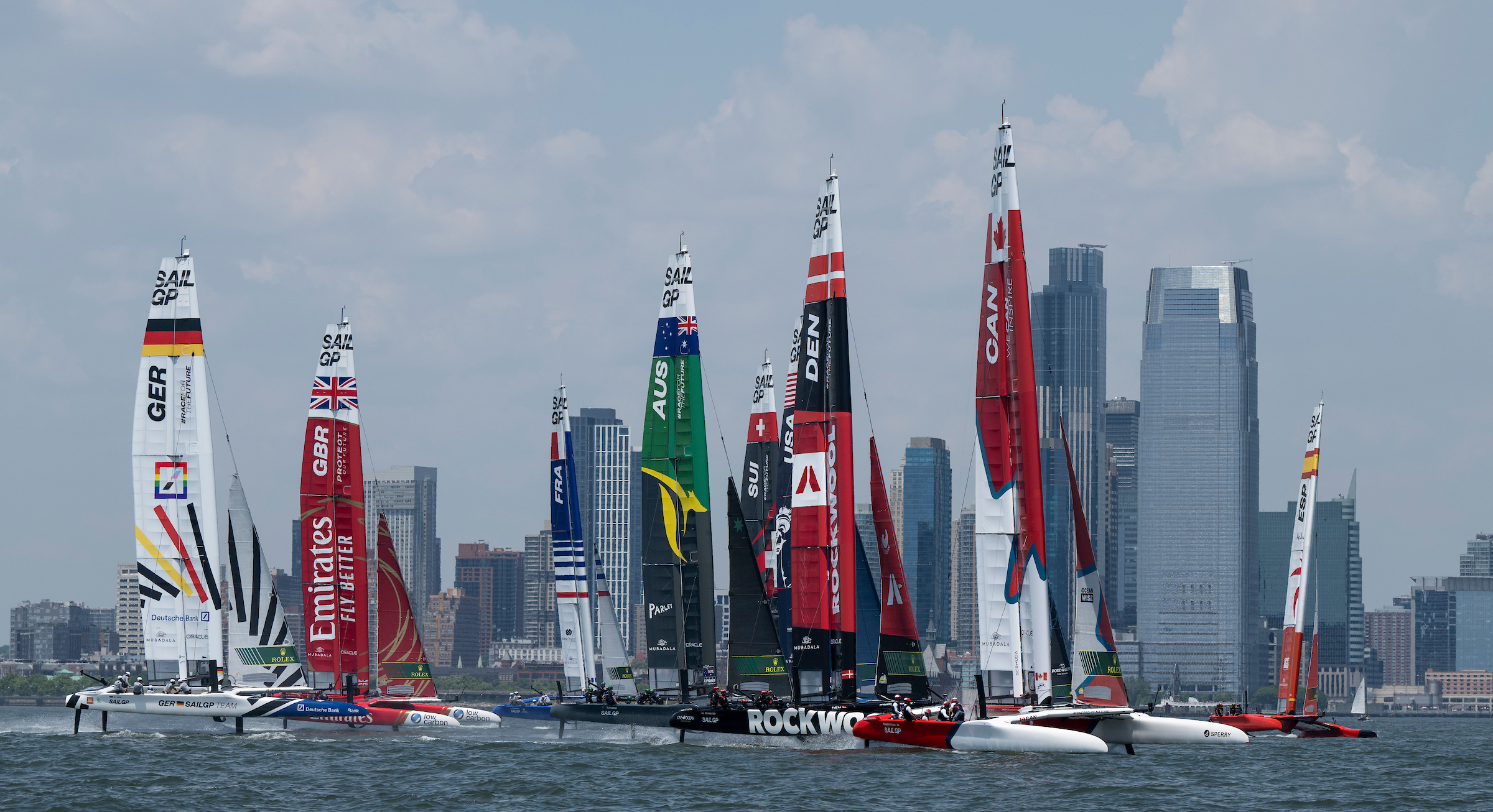 Season 4 /./ Fleet underway on practice race day in New York 