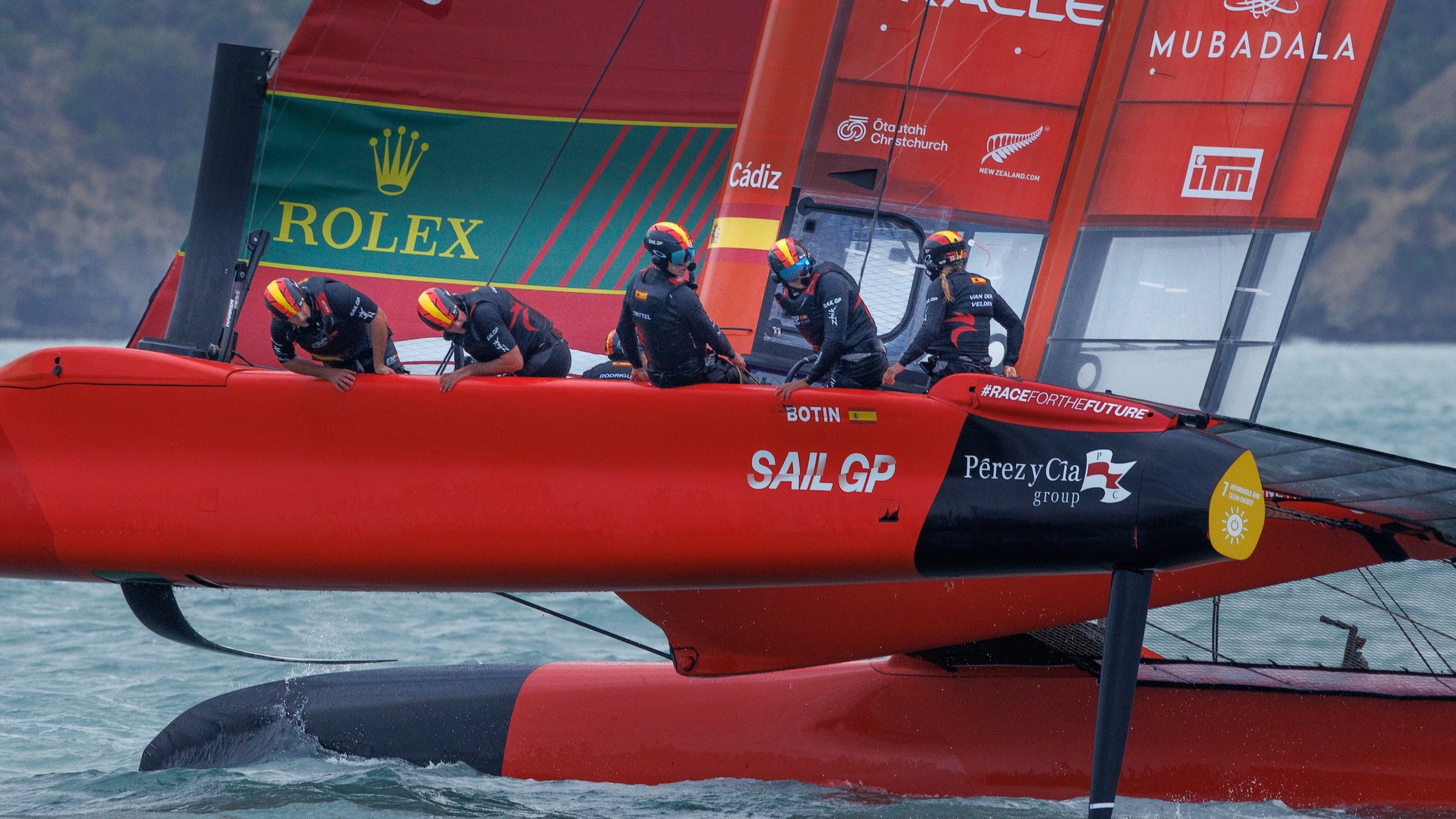 Season 4 // Spanish crew inspects F50 damage after collision with Emirates GBR in Christchurch