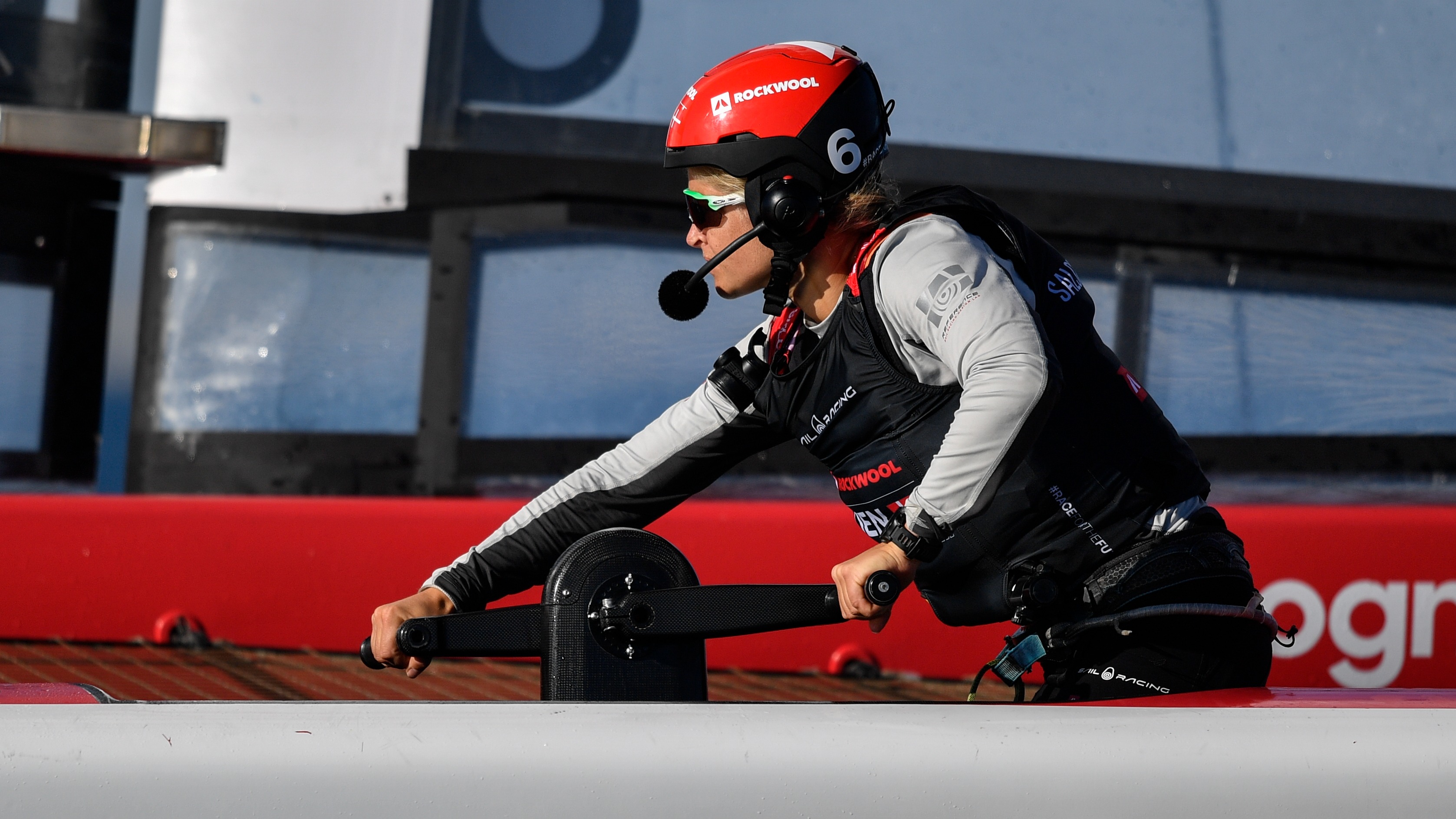 La atleta del equipo ROCKWOOL Dinamarca SailGP Katja Salskov-Iversen en la posición de amoladora