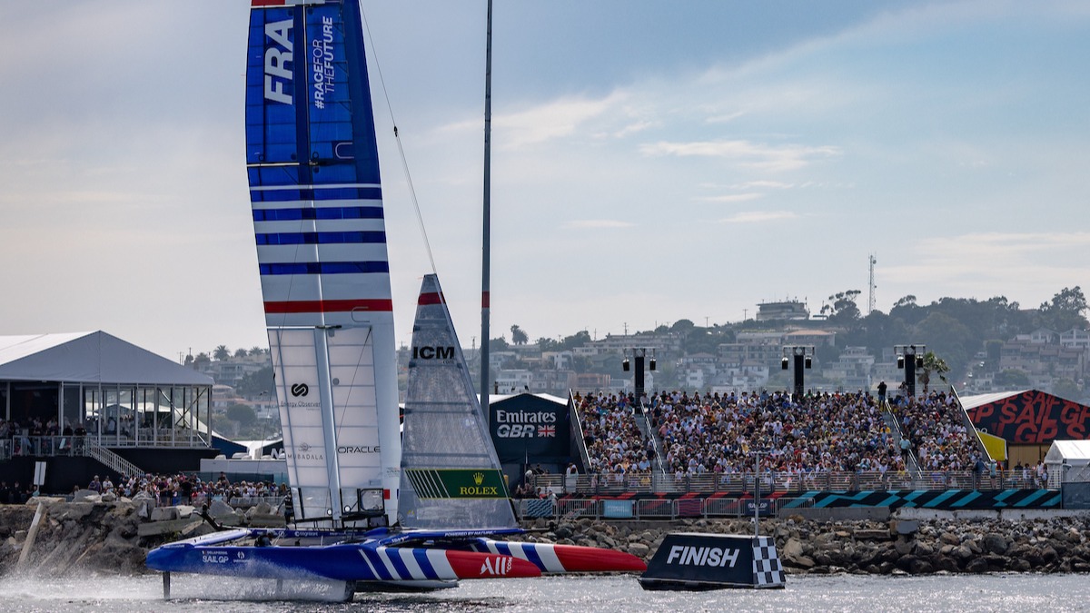 Season 4 // The France SailGP Team crosses the finish line in front of crowds in Los Angeles 