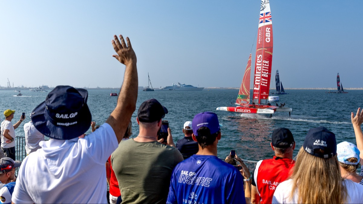 Season 4 // Emirates GBR with Dubai crowds 